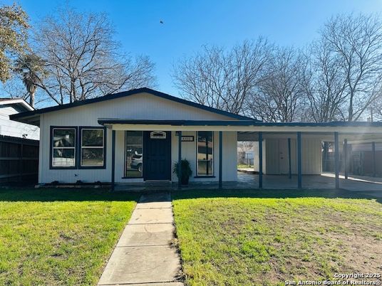 Backyard, Exterior, Facade, Ranch