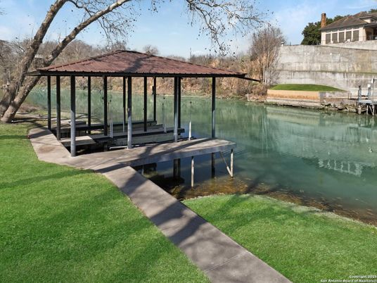 Exterior, Lake