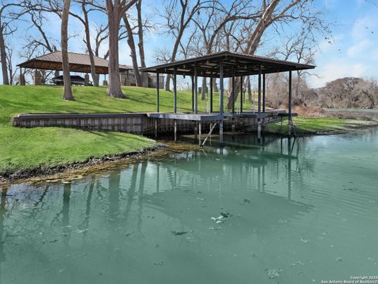 Exterior, Lake