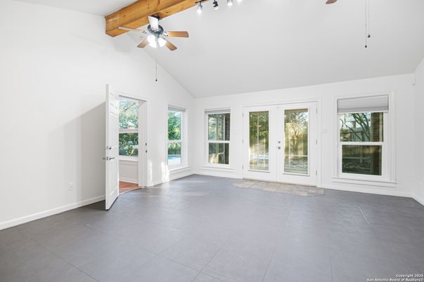 Empty room, Interior, Wooden Beams
