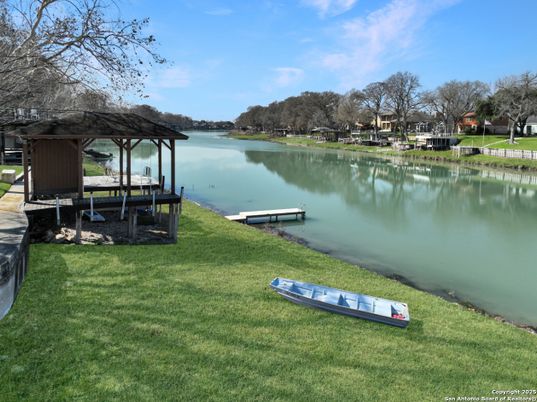 Exterior, Lake