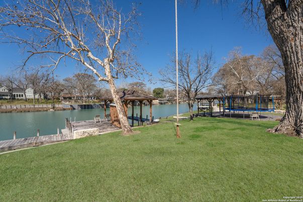Exterior, Lake