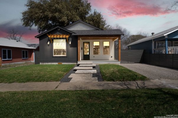 Exterior, Facade, Ranch