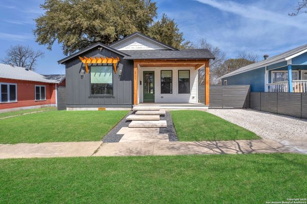 Exterior, Facade, Ranch