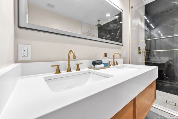 Bathroom, Dual Sink Vanities, Interior, Recessed Lighting
