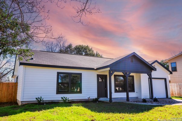 Attached, Exterior, Facade, Ranch