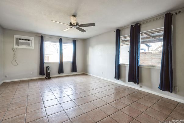 Empty room, Interior