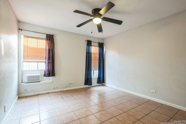 Empty room, Interior
