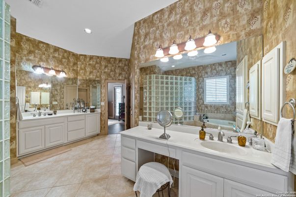 Bathroom, Dual Sink Vanities, Interior, Recessed Lighting