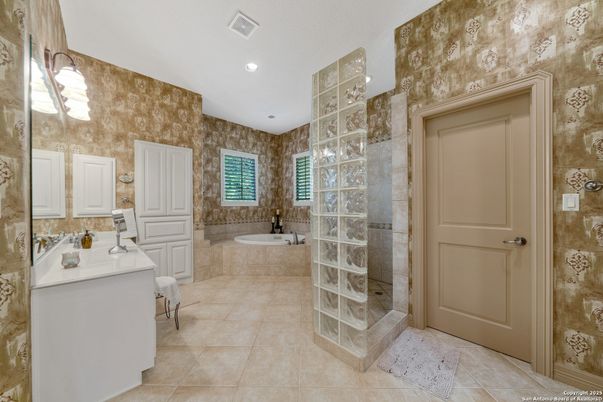 Bathroom, Dual Sink Vanities, Interior, Recessed Lighting