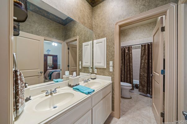 Bathroom, Dual Sink Vanities, Interior