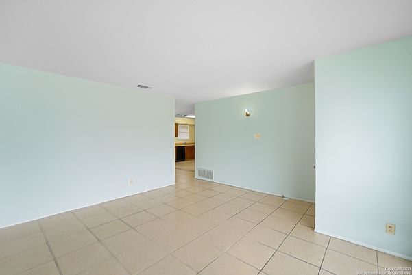 Empty room, Interior