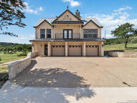 Attached, Exterior, Facade, Farmhouse