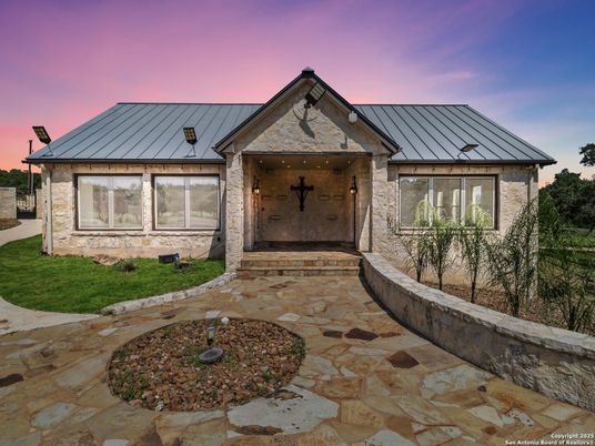 Exterior, Facade, Ranch