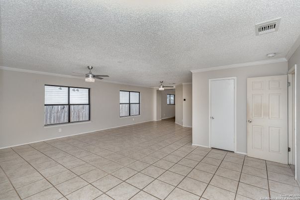 Empty room, Interior