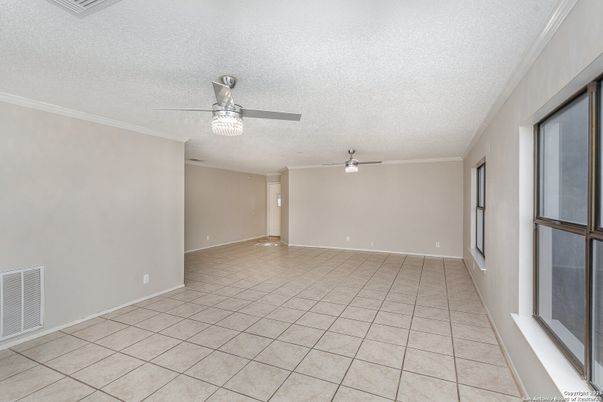 Empty room, Interior