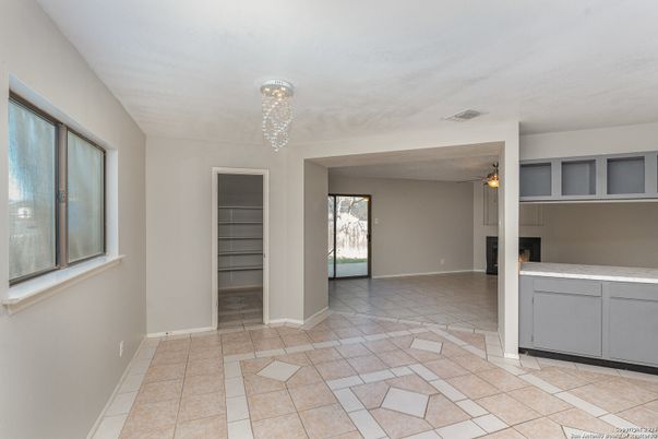 Empty room, Interior