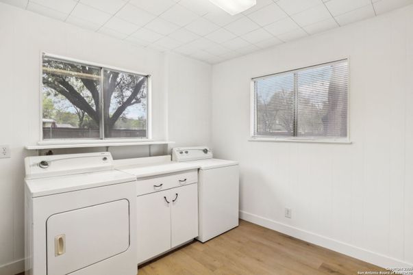 Interior, Washer, Wood Texture Flooring
