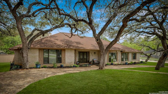 Exterior, Facade, Brick Facade, Ranch