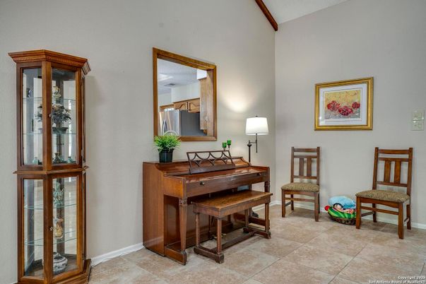 Interior, Piano