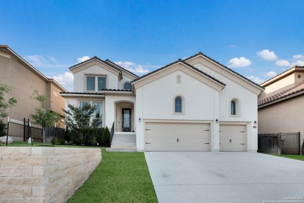Attached, Exterior, Facade, Mediterranean