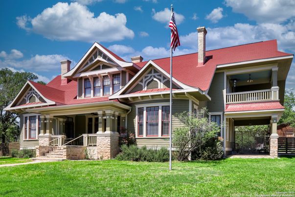 Exterior, Facade, Queen Anne Victorian