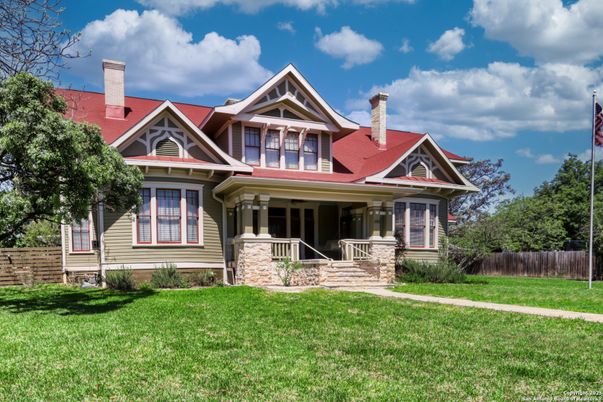 Exterior, Facade, Queen Anne Victorian