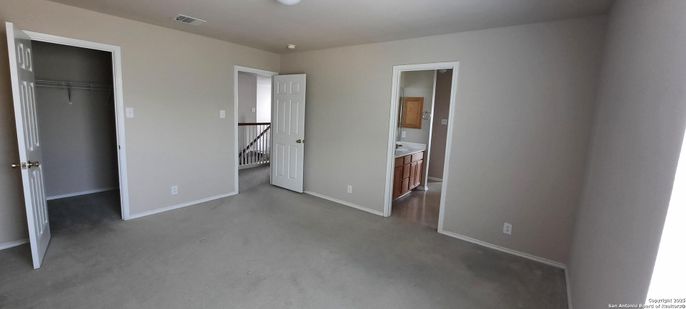 Empty room, Interior