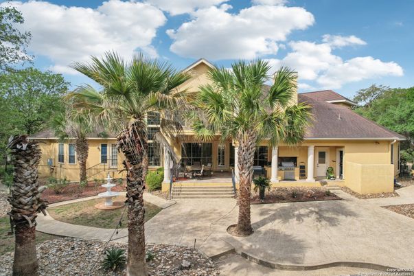 Exterior, Facade, Ranch