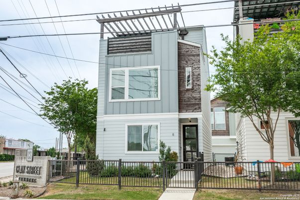 Exterior, Facade, Rowhouse