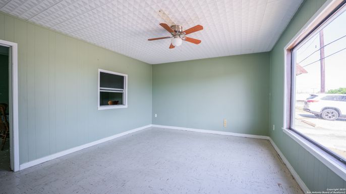 Empty room, Interior