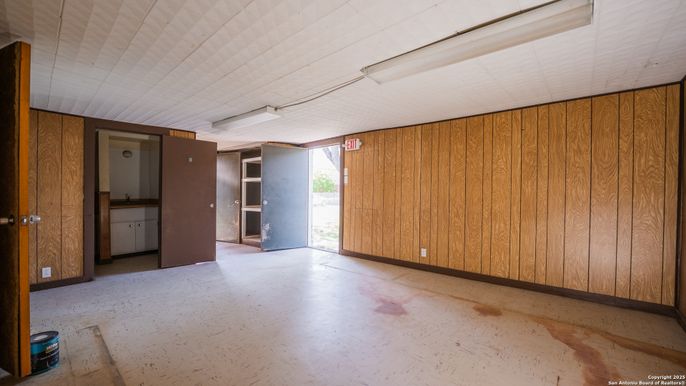 Empty room, Interior
