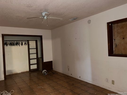 Empty room, Interior
