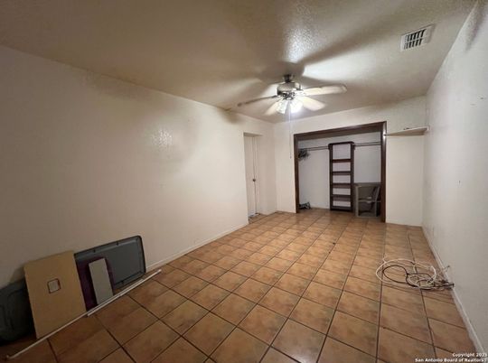 Empty room, Interior