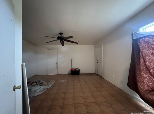 Empty room, Interior