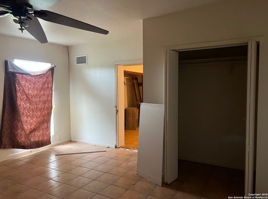 Empty room, Interior