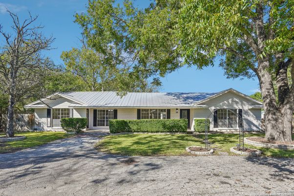 Exterior, Facade, Ranch