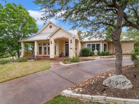Backyard, Exterior, Facade, Ranch