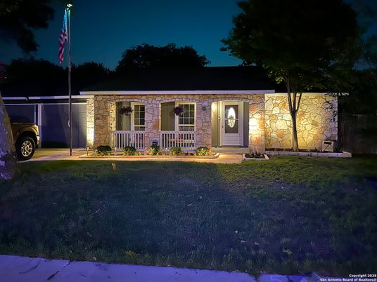 Exterior, Facade, Ranch