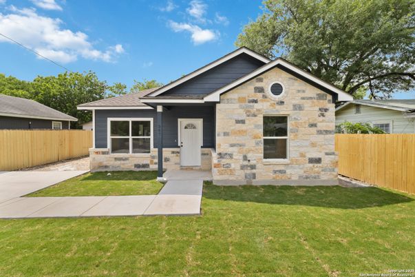 Exterior, Facade, Ranch