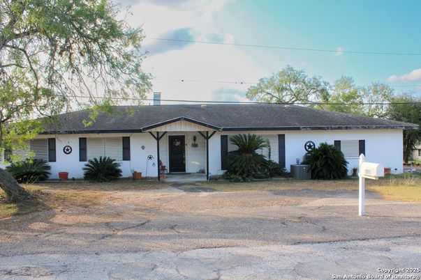 Exterior, Facade, Ranch