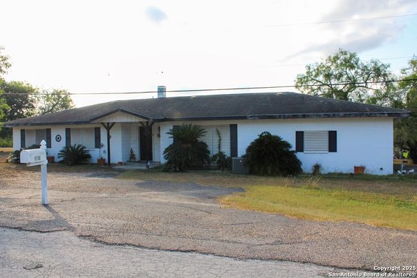 Backyard, Exterior, Facade, Ranch