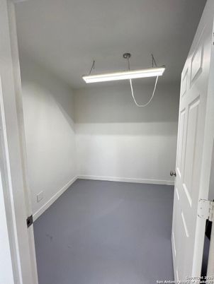 Empty room, Interior