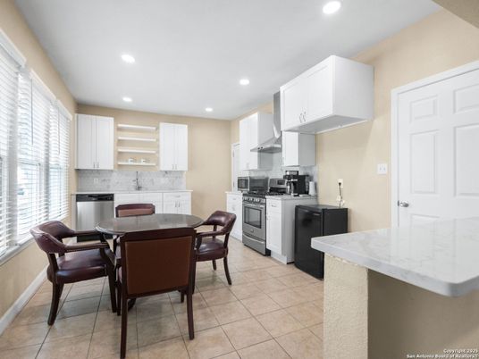 Dining room, Interior, Kitchen, Recessed Lighting, Stainless Steel Appliances