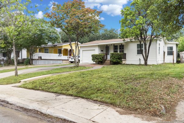 Attached, Exterior, Facade, Ranch
