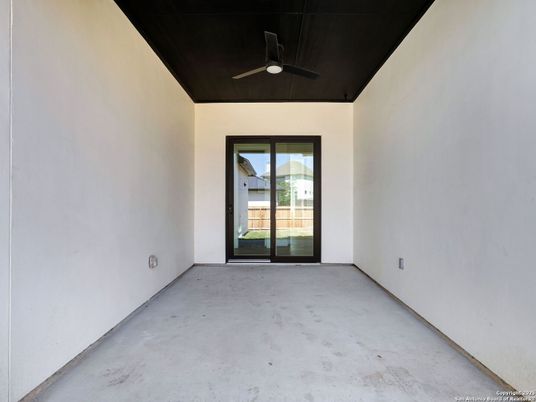 Empty room, Interior