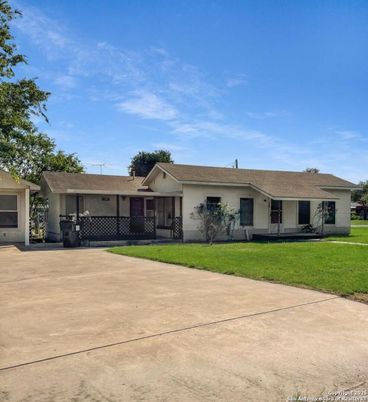 Backyard, Exterior, Facade, Ranch