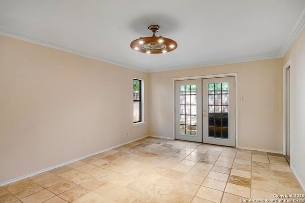Empty room, Interior