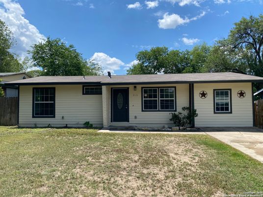 Exterior, Facade, Ranch