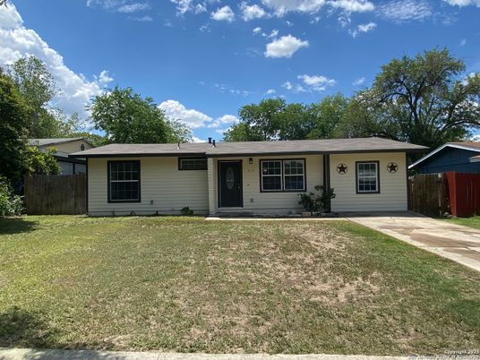 Exterior, Facade, Ranch